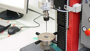 Zkouška odolnosti proti průrazu podle EN 14477, ASTM F1306 známá též jako zkouška kuličkovým perem Parker