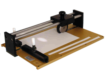 Vyřezávačka pásků pro přípravu vzorků z papíru